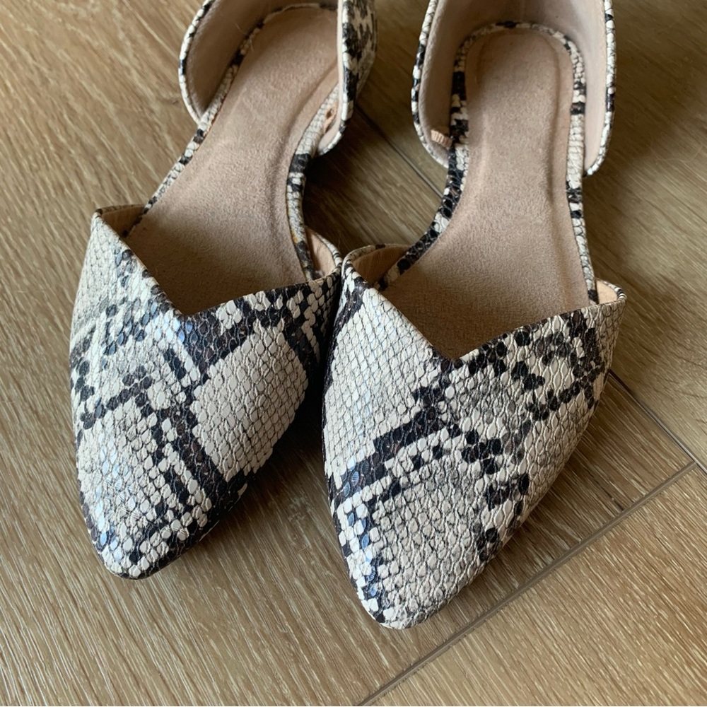 Old Navy Pointed Toe Neutral Animal Print Flats - Picture 2 of 6